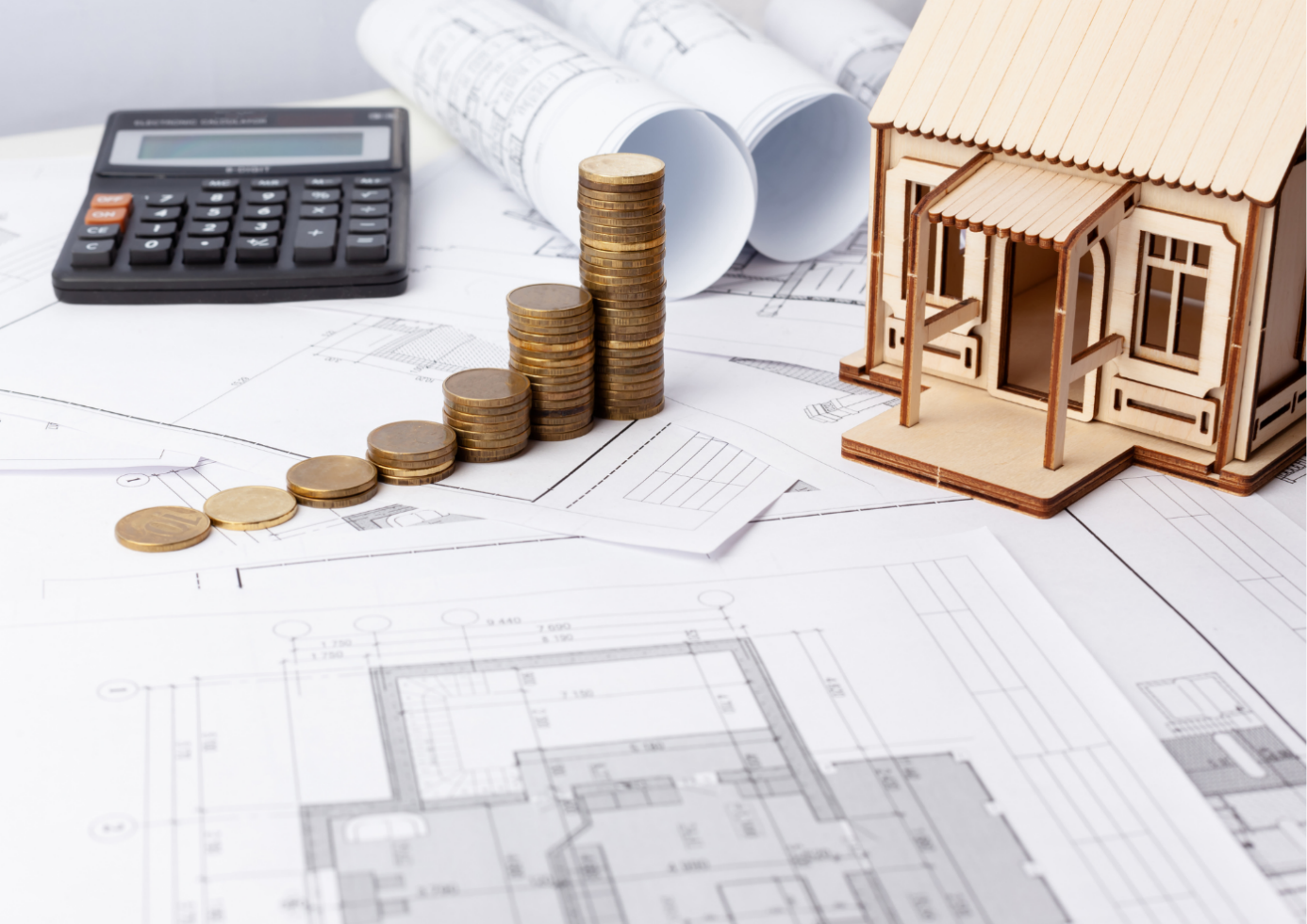Illustration d'un plan de bâtiment avec des pièces posées sur une table