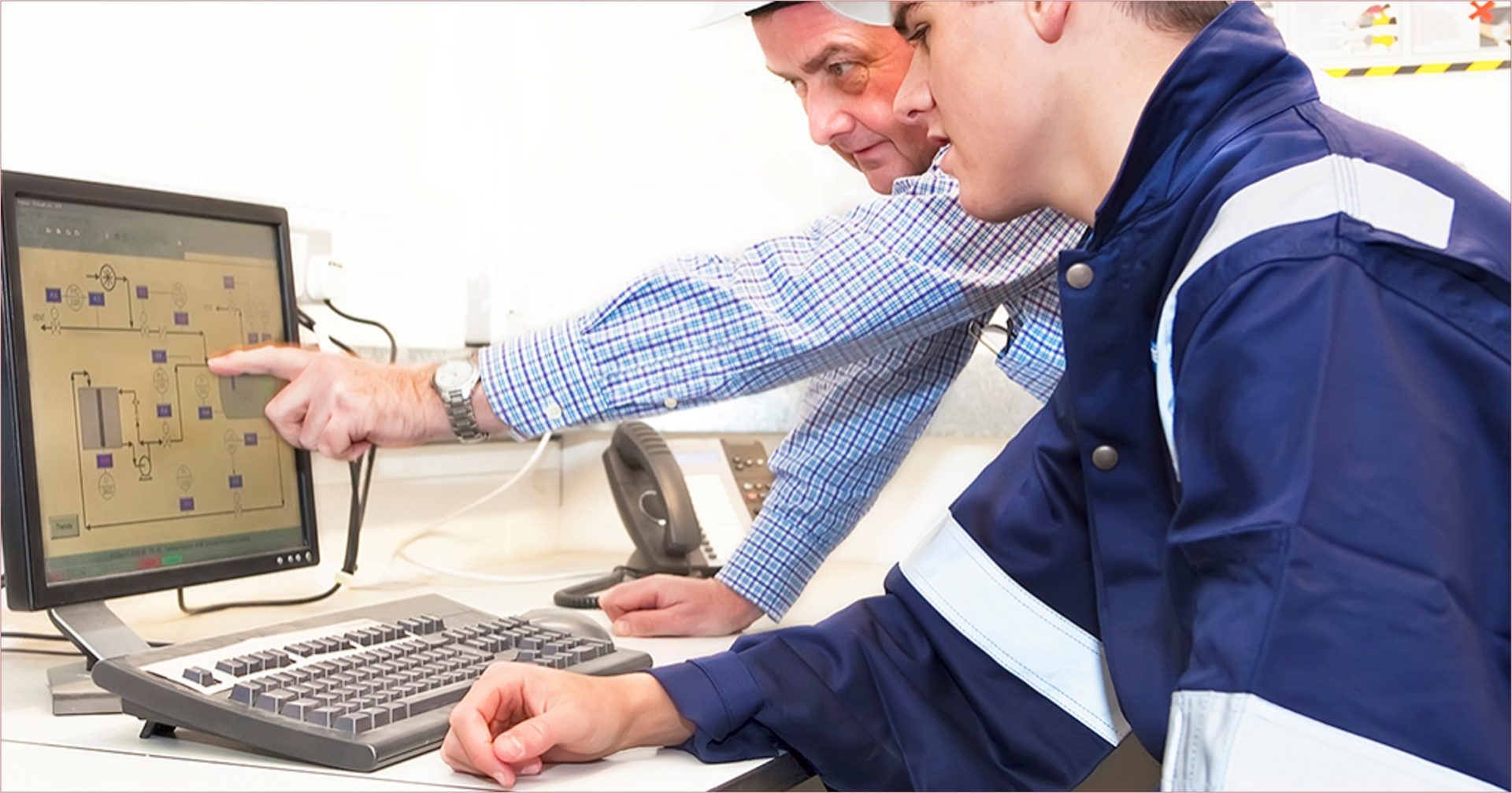 Deux techniciens discutant à propos d'un schéma